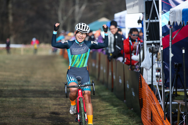 2位の今井美穂（CycleClub.jp）がガッツポーズでフィニッシュ