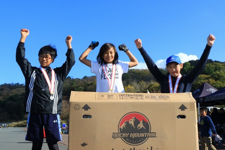 同時にキッズレースの表彰式が行われ、優勝者には完成車が贈られました