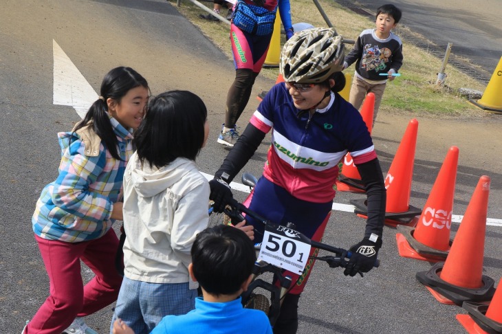 お母さんを迎えにきた子どもたち