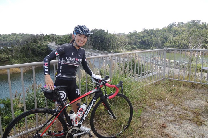 金武ダムのダム湖展望台。自転車担いで登ってみた！