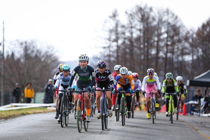 女子エリート　今井美穂（CycleClub.jp）がホールショットで飛び出す