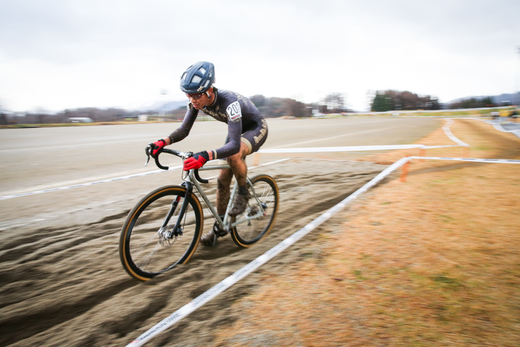 砂区間を行く織田聖（Above Bike Store Cycle Club）。テクニックがずば抜けている