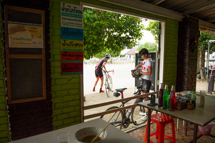 タイでの合宿風景。食事は現地レストランなどで