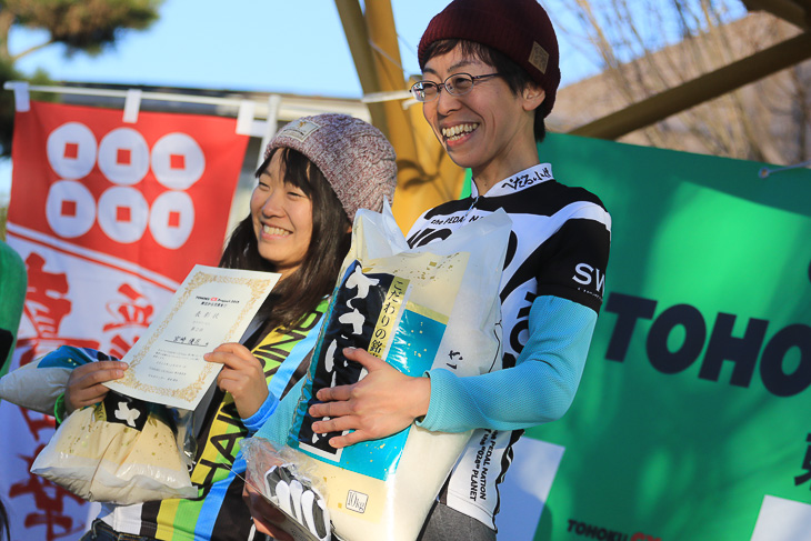 L1優勝は高橋 織江（PEDAL NATION）。お米10kgをもらってニッコリ