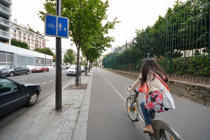 歩行者と自転車共用レーン