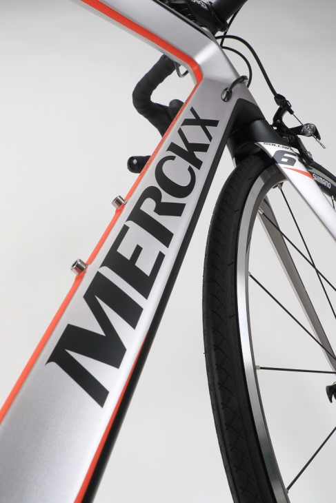 MERCKXのレターが記された逆三角形断面のダウンチューブ