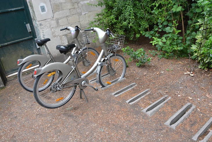 バガテル公園の自転車置き場。ここでもヴェリブはシックにはまる。