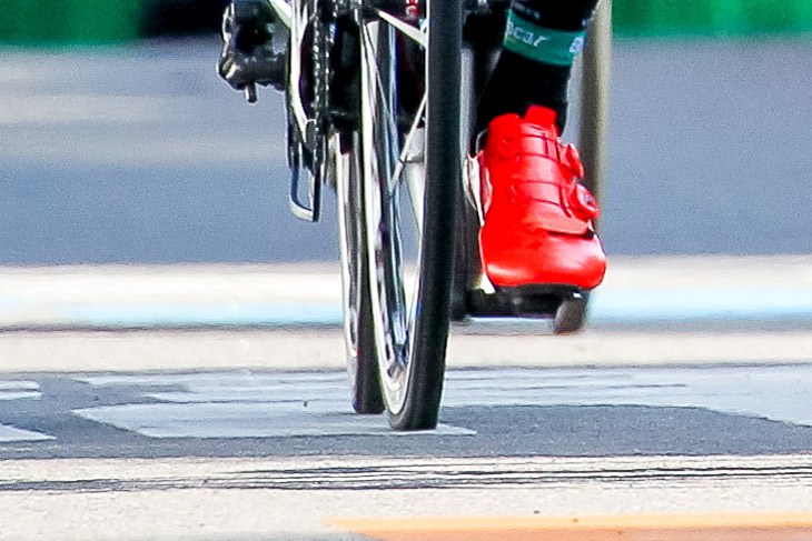 スローパンクしていた新城幸也（日本ナショナルチーム）の前輪。ゴールスプリント時の写真からトリミング