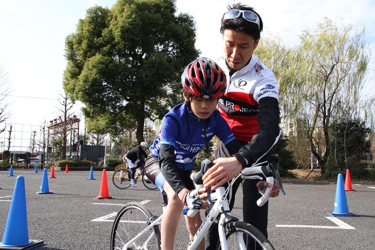 JRIDEプロジェクトがライディングスクールを行う。栗村さんがブレーキングの指導を行う。