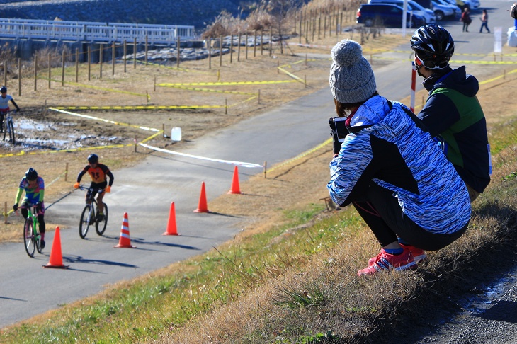 河川敷の上から応援する