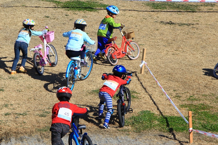 子どもたちが一生懸命土手を押してクリアする