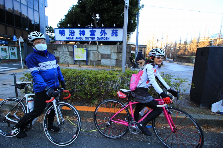 神宮外苑前を左手に見る