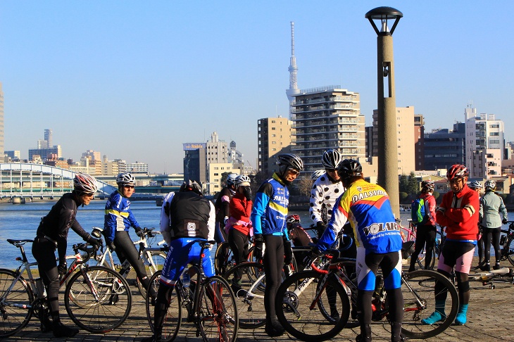 スカイツリーを遠くに望む石川島公園パリ広場