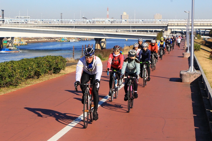 荒川サイクリングロードを葛西臨海公園へむけて進む