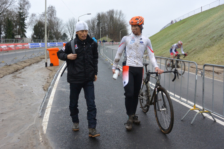 監督とレースを振り返る織田聖