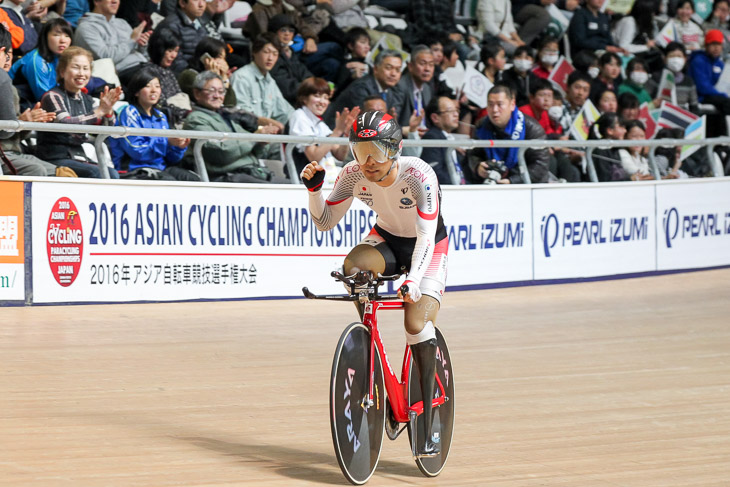 満員の観客から声援を受ける　パラサイクリング男子C1-5 1kmTT　藤田征樹（茨城・日立建機株式会社）