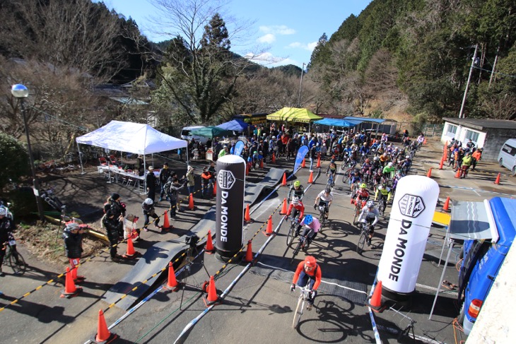 山間の廃校を使って開催されたスクールクロス。久しぶりに笑い声が校舎に戻ってきた