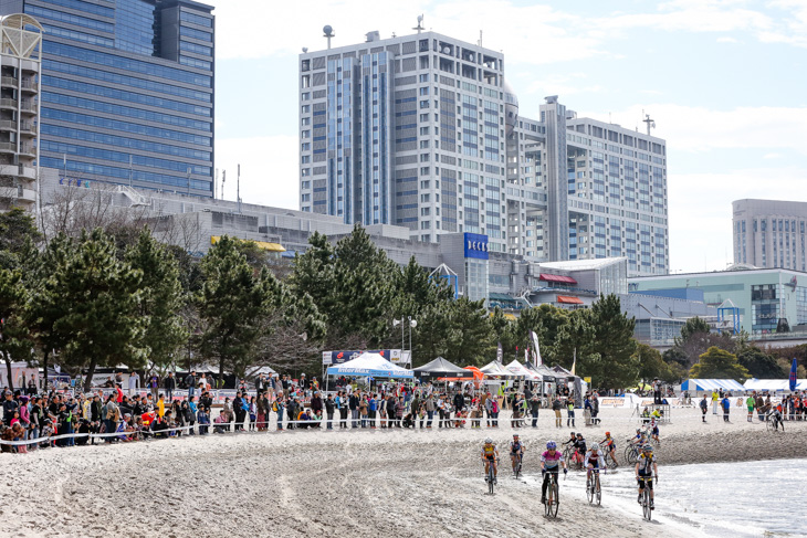 レース会場は観光客も集まるお台場海浜公園