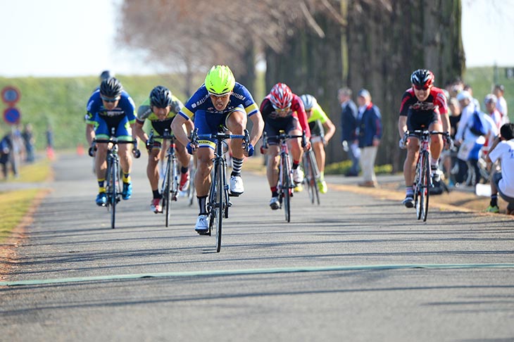 一般男子　小畑郁（なるしまフレンドレーシングチーム）を先頭にスプリント