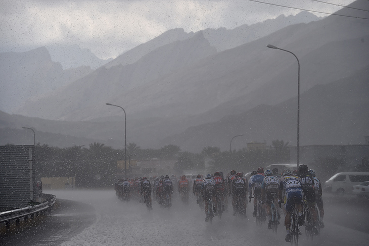 レース中盤にかけて降りしきる雨の中を進む