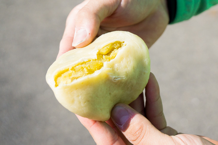 この地方で昔から食べられているという、おやきのようなお菓子。中にさつま芋が入っているのも九州らしい