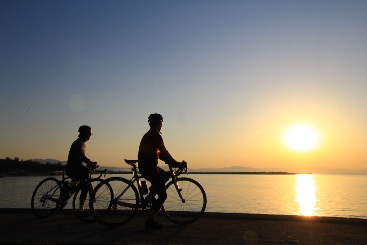 真玉海岸に沈む夕日を眺める。日本の夕陽百選に選ばれたのも納得の光景が広がった