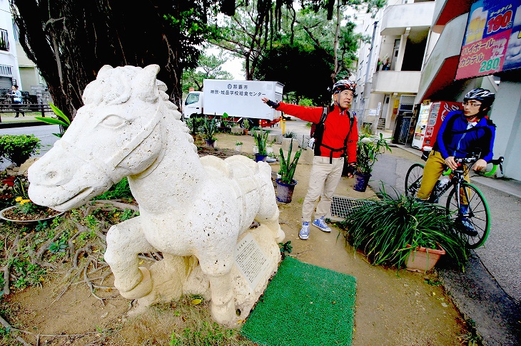 琉球王国時代の競馬が行われていたという馬場通り。沖縄の馬はあまり大きくなくて、この焼き物くらいの大きさだったのだとか