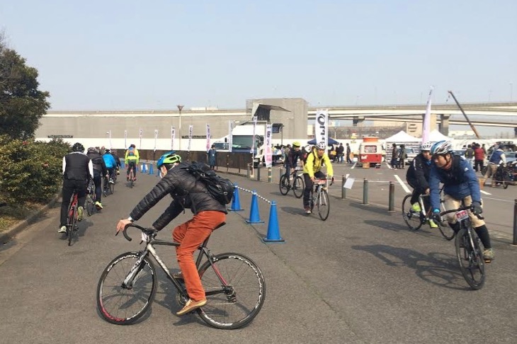 ゆったりとした試乗コース。屋内と屋外をつなぐコースで気になるバイクを試せる