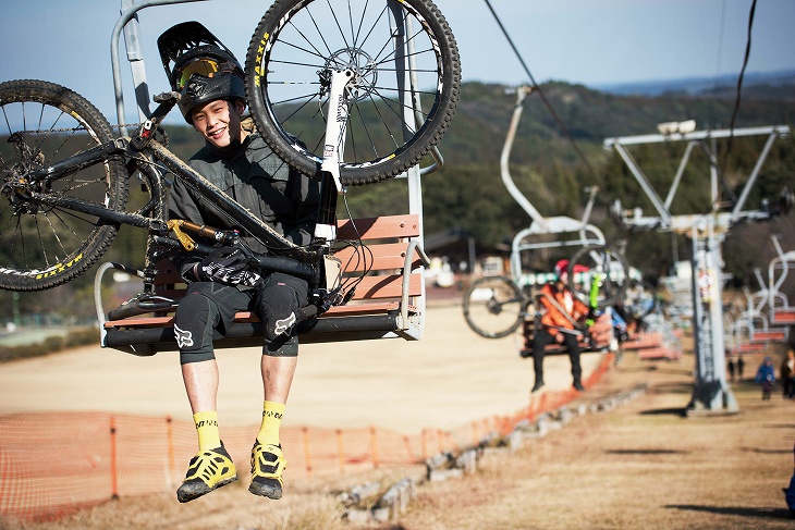 自転車をそのまま抱えて乗車するのがホケダケスタイル。