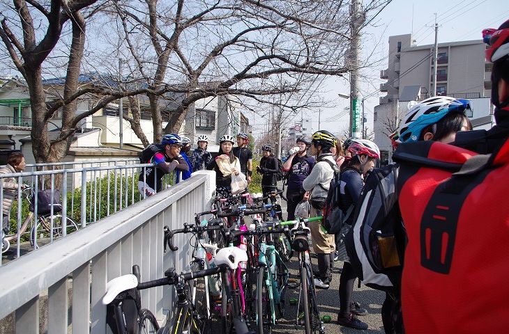 自転車を重ねてなるべくコンパクトに駐輪すれば歩道スペースも確保できる