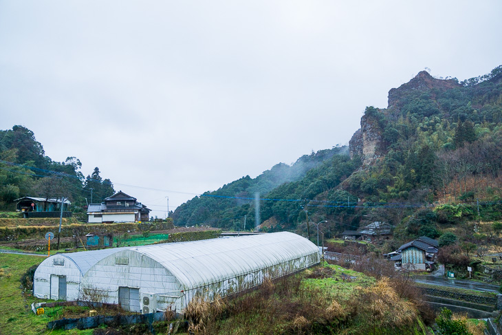 集落が点々と続く国東半島の内陸。切り立った岩肌がこの地の特徴だ