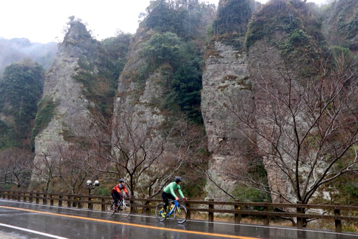 真木大堂へ向かう県道沿いには「三の宮の景」と呼ばれる神秘的な奇岩が連なる光景も