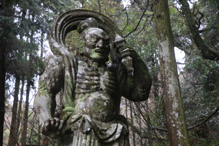 両子寺の山門にはこの地方最大級の石造の仁王像が