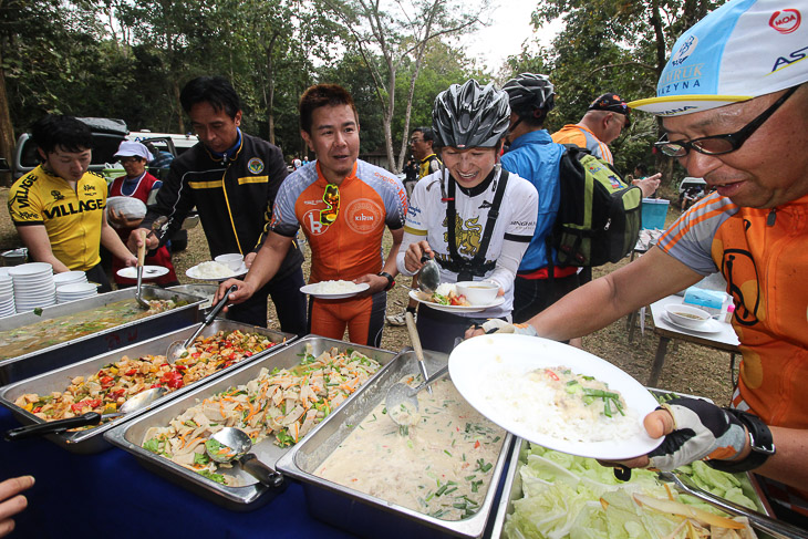 ランチブッフェはどれも美味しい料理で大満足だ