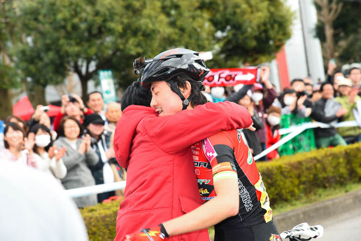 優勝した鈴木譲と清水裕輔監督が抱き合う