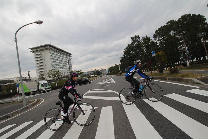 ラフォーレ琵琶湖ホテルから道路を渡り、サイクリングロードへ