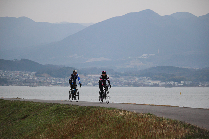 広々とした湖畔道路を走る。将来はこんな道でビワイチができたら素晴らしい