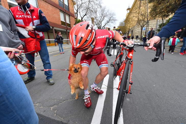 愛犬に祝福されるアレクセイ・ツァテヴィッチ（ロシア、カチューシャ）