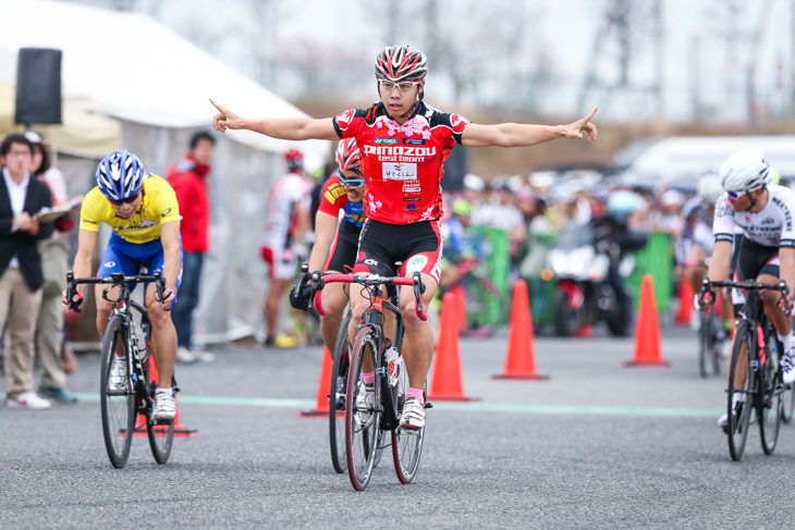 E1-1　集団スプリントで内山雅貴（Pinazou Test Team）が勝利