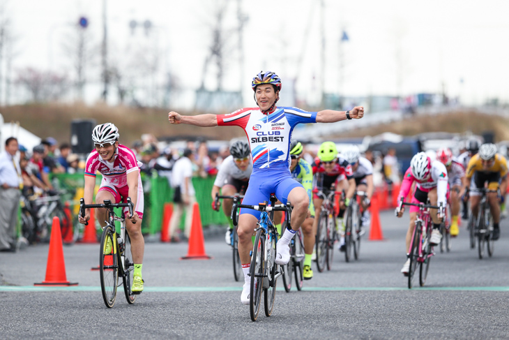 E1-2　集団スプリントで勝利した藤岡徹也（クラブシルベスト）