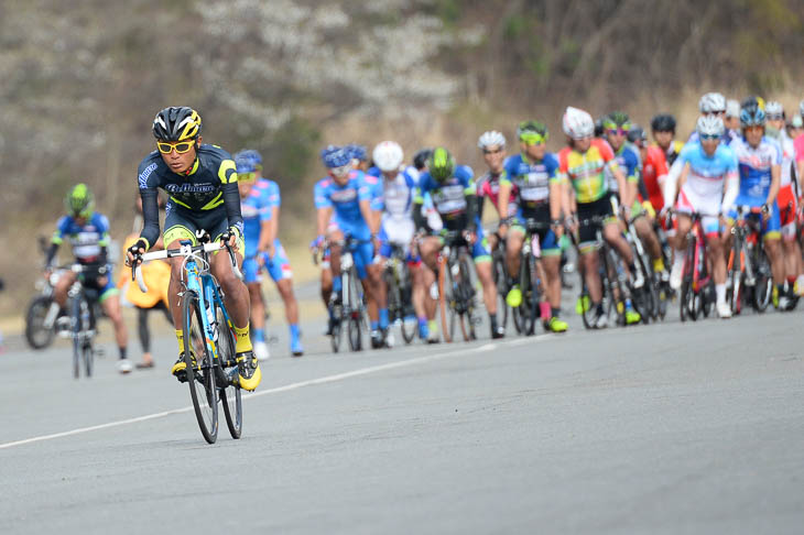 A-E レース再開 中断直前に単独先頭だった才田直人(レモネードベルマーレレーシングチーム)がまずスタート