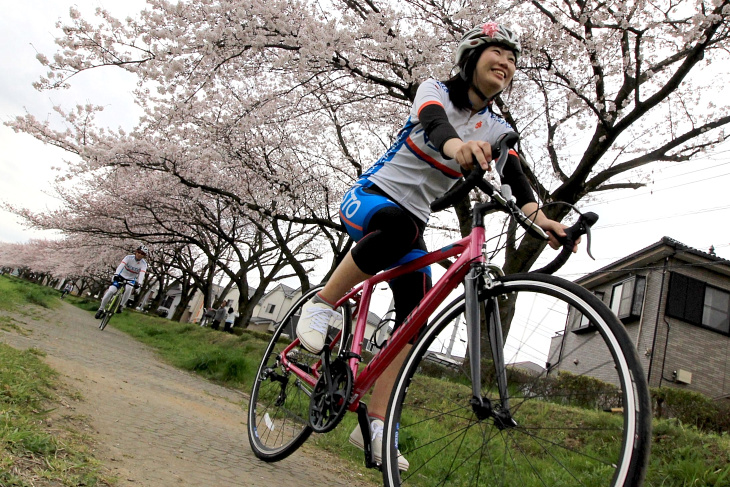 笑顔でサイクリングを楽しむ佐藤怜那さん