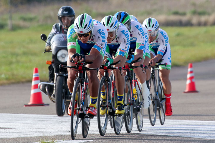 1位　マトリックスパワータグ　機関車佐野淳哉が向かい風区間を引く