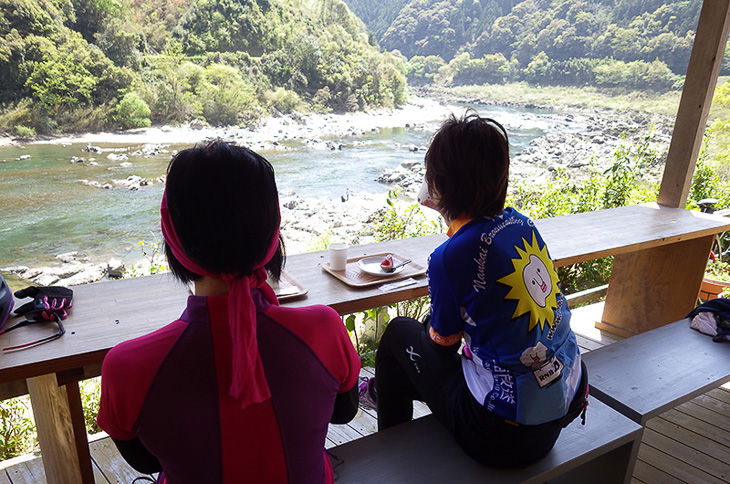 川の風景を眺めながらのんびりくつろぐ