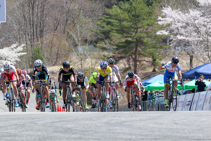 E1　半澤雄高（右端、LinkTOHOKU）が逃げ切り優勝　