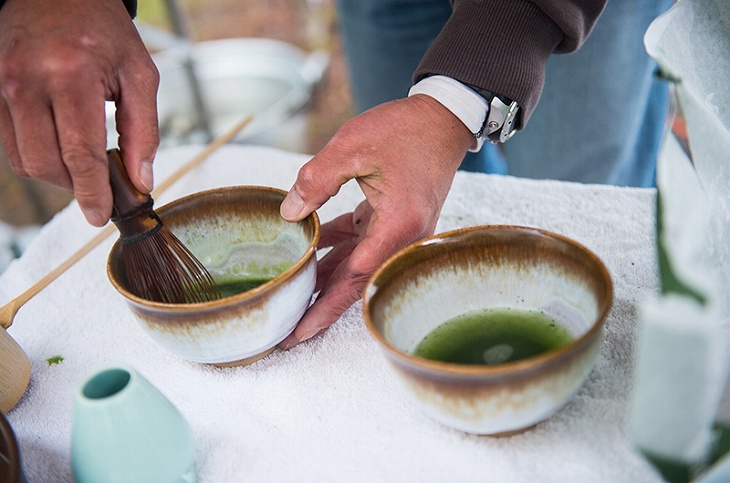 よく見ると本格茶道表千家のお茶を点てている