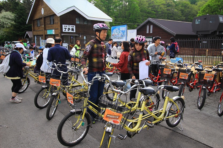 レンタルタンデムバイクを選ぶ参加者たち