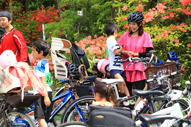 電動アシスト付き子供乗せ自転車で一緒に走る親子も