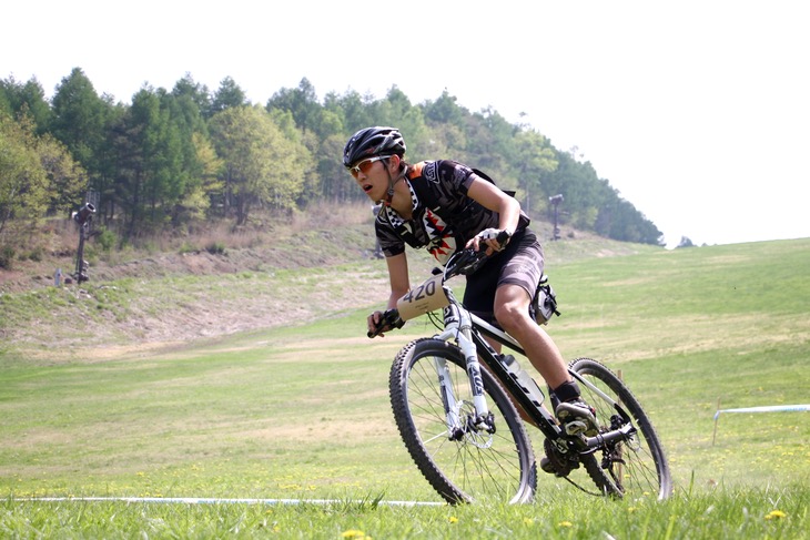 見晴らしの良いゲレンデをかっ飛ばすロングライドレースの参加者