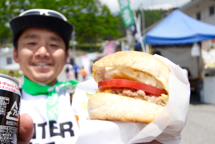 忘れちゃいけない会場グルメ。焼きたてパティを挟んだバーガーは最高でした